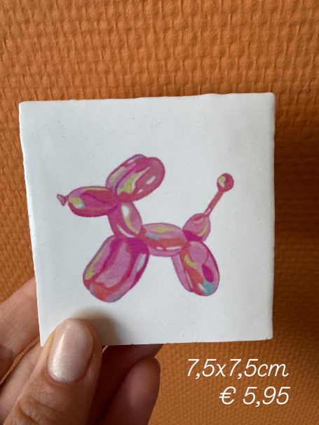 Roze ballonhondje op een witte achtergrond, met een prijs en afmetingen onderaan.