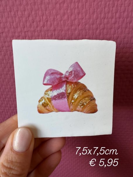 Een croissant met een roze strik, afmetingen 7,5x7,5 cm, prijs € 5,95.