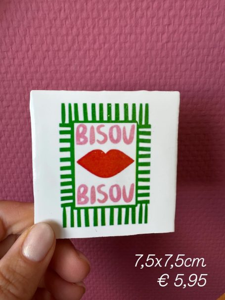 Wit vierkantje met groene rand, tekst "BISOU" en een rode lippenafbeelding.