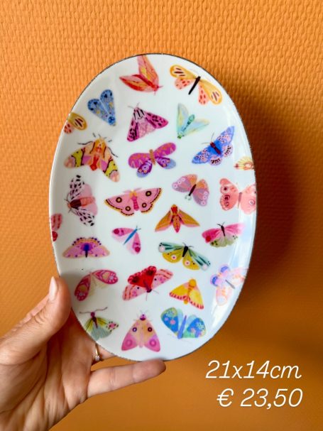 Ovaal bord met kleurrijke motieven van verschillende vlinders en bloemen.