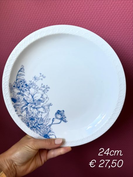 Witte bord van 24 cm met blauwe bloemenmotieven, prijs € 27,50.